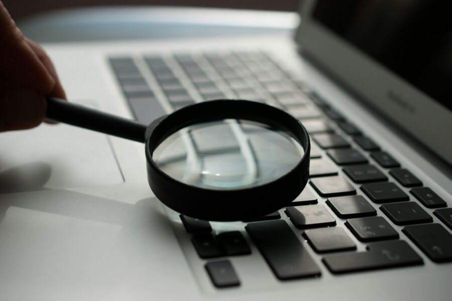 Laptop screen magnifying
