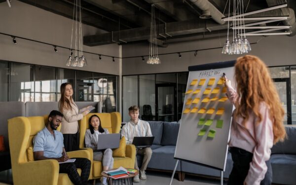 How small teams can use digital whiteboards to fix vague projects and scattered ideas