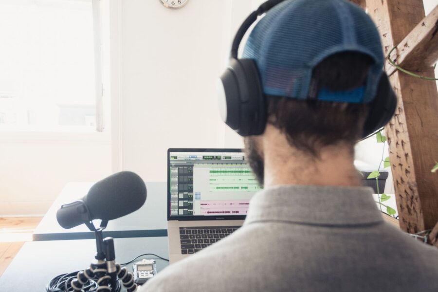 Podcast microphone laptop