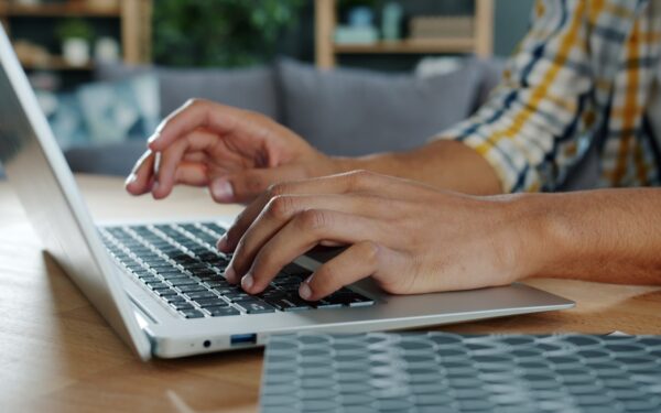 Practical ways to use AI chatbots in everyday digital life without losing control