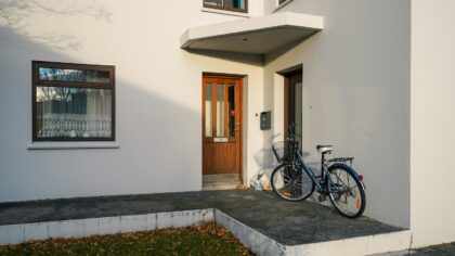 Smart home security cameras without confusion: how to pick, place and use them safely