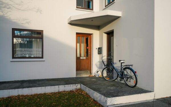 Smart home security cameras without confusion: how to pick, place and use them safely