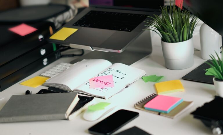 Minimal desk sticky