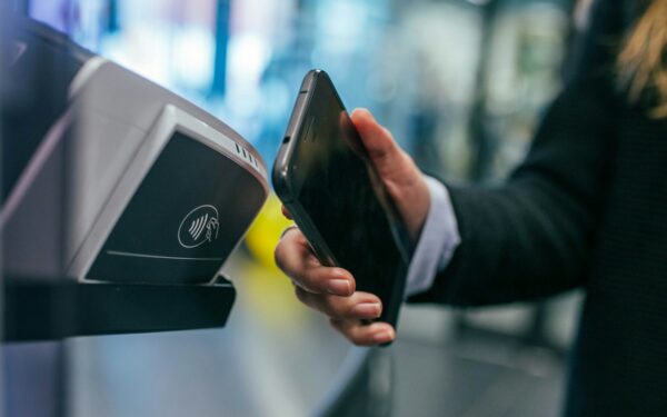 A simple guide to contactless payments and how to use them safely