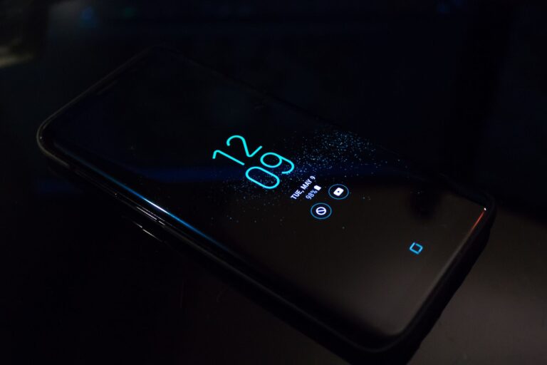 Phone lockscreen minimal