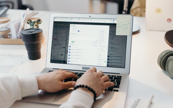 Calm guide to AI for email: simple ways to clear your inbox and write replies faster