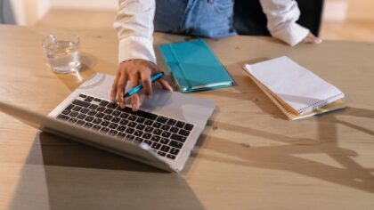 Calm guide to AI for everyday research: how to check info, compare options and learn smarter