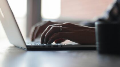 Calm guide to AI for everyday writing: emails, reports and posts without the stress