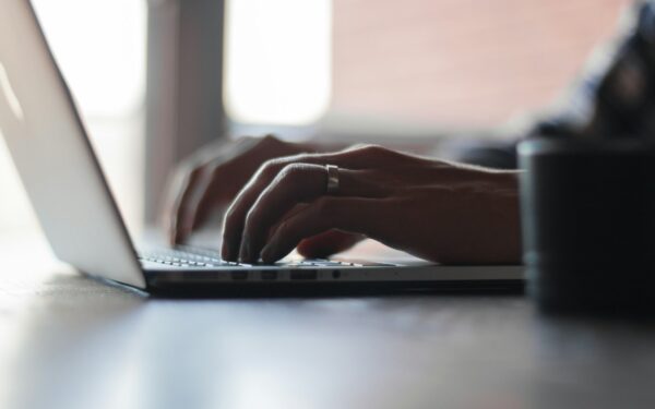 Calm guide to AI for everyday writing: emails, reports and posts without the stress