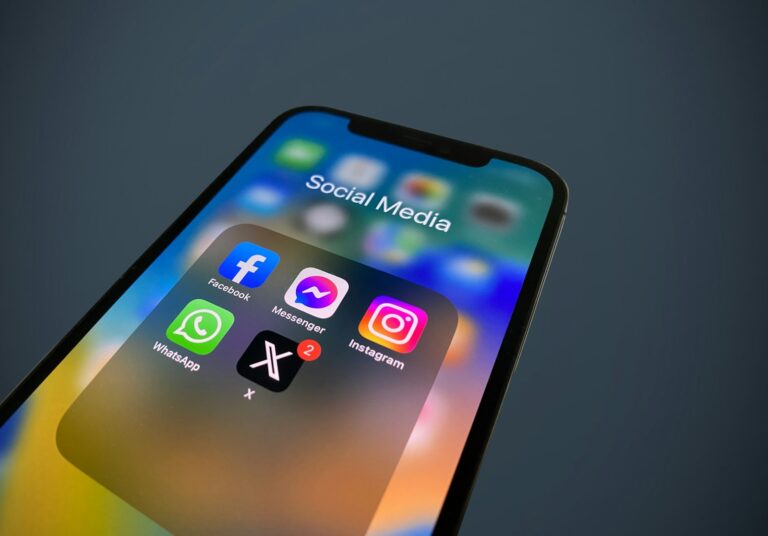 Phone screen social
