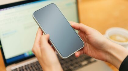 Calm guide to public Wi‑Fi: how to use cafés, airports and hotels with less digital risk