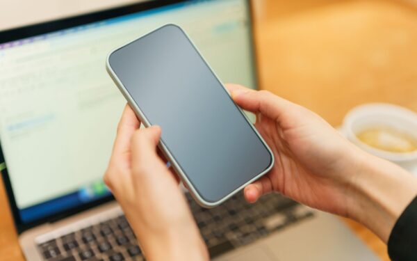 Calm guide to public Wi‑Fi: how to use cafés, airports and hotels with less digital risk