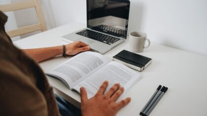 How to use browser reading list tools to keep long articles organized and actually read them