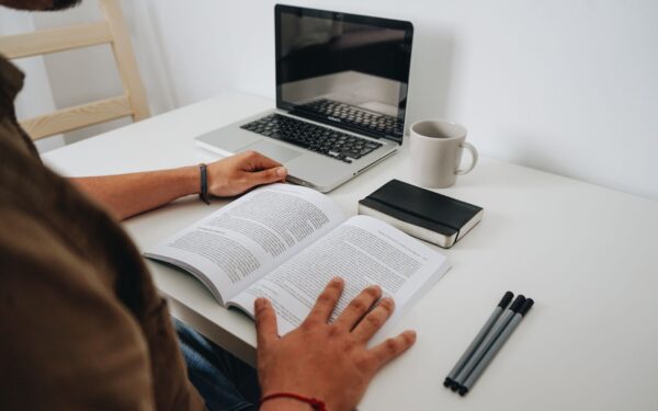 How to use browser reading list tools to keep long articles organized and actually read them