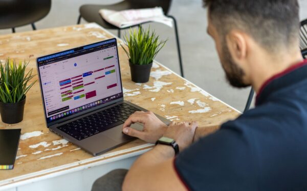 How to use simple scheduling apps to stop drowning in calls and actually protect your time