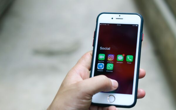 Simple guide to instant messaging apps: choosing, organising and using them with less stress