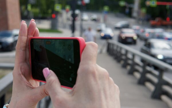 Simple guide to online maps: find places, plan trips and spot fake locations